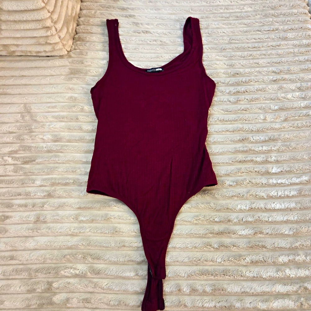 Fashion Nova Maroon Ribbed Bodysuit Size S Scoop Neck Sleeveless Snap Crotch